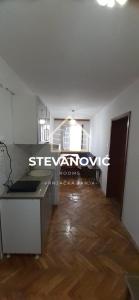 VrnjciStevanovic Smestaj的客房设有带台面的厨房