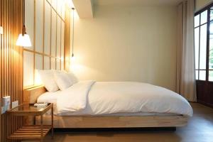坤西育府帕纳拉别墅的一间卧室配有一张带木制床头板和一张桌子的床。