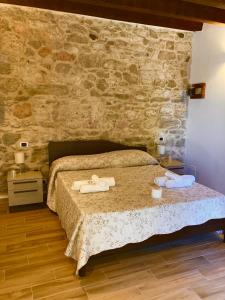蒙泰蒙阿科La Fattoria dei Sibillini的一间卧室配有一张床,上面有两条毛巾