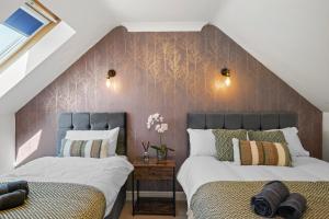 比斯特PRIME 3 BED HOUSE to BICESTER OUTLET for 8 People by Platinum Key Properties的卧室内两张并排的床
