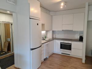 瓦萨MR Apartments 2的厨房配有白色橱柜和冰箱。