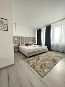 德罗贝塔-塞维林堡Caprice Deluxe Accomodation的一间卧室配有一张大床和地毯。