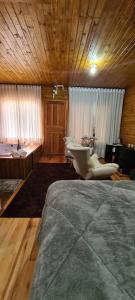 乌鲁比西Hospedaria Kayser Haus的一间卧室配有一张床,浴室设有水槽