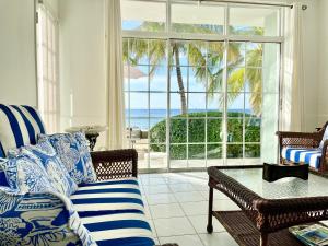 拿骚Sunset Cove - Vacation In Paradise!的带沙发的客厅,享有海景