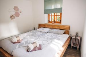 LjubnoŠtekner house Apartma的卧室配有一张带两个枕头的大白色床