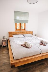 LjubnoŠtekner house Apartma的一张带两个枕头的大木床
