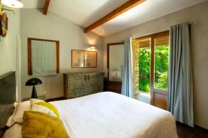 博尼法乔Les chambres SoleLuna Bonifacio的卧室设有一张白色大床和一扇窗户。