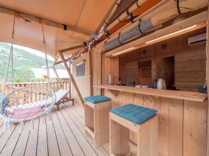 科托尔Sea Glamping的木制甲板设有厨房和秋千