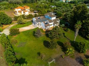 普雷韦扎Elea resort的享有带庭院的房屋的空中景致