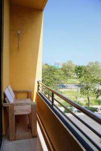 胡鲁马累BODU ASHI MALDIVES - Central 3 Bedroom Apartment的阳台设有长凳,享有公园的景致。