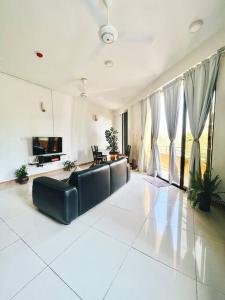 胡鲁马累BODU ASHI MALDIVES - Central 3 Bedroom Apartment的带沙发和电视的大型客厅