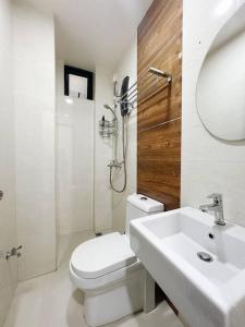 胡鲁马累BODU ASHI MALDIVES - Central 3 Bedroom Apartment的白色的浴室设有卫生间和水槽。
