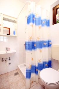 圣内德尔贾Apartments by the sea Sveta Nedilja, Hvar - 110的浴室设有淋浴帘、卫生间和水槽