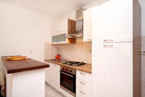 圣内德尔贾Apartments by the sea Sveta Nedilja, Hvar - 110的厨房配有白色橱柜和炉灶烤箱。
