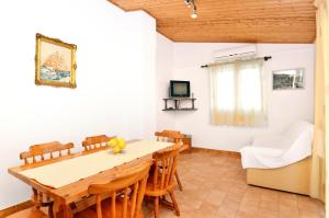 普利兹巴Apartments by the sea Prizba, Korcula - 149的一间带桌椅和沙发的用餐室