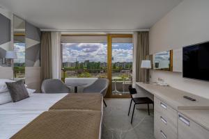 布达佩斯Ensana Thermal Margaret Island的酒店客房设有一张床和一个大窗户