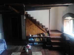 SillicoLa casa del pozzo的一间设有楼梯的房间和书架