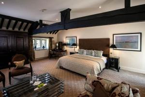 洛尔斯劳特西洛斯特庄园乡村民宿的一间卧室设有一张床和一间客厅。