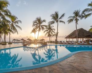 吉汶瓦吉汶瓦海滩度假酒店的享有度假村游泳池的景致。