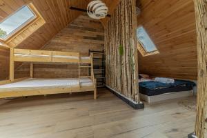 姆拉哥沃Domek na Wodzie FM - Czarna perła的小木屋内带两张双层床的客房