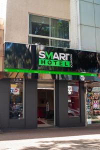 伊瓜苏SMART IGUASSU HOTEL的大楼前一家明星酒店的一个标志