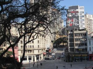 圣保罗Hotel Urbis a 10 minutos Rua 25 de Março, Brás,Bom Retiro,a 2 minutos do Mirante Sampa Sky e pista de Skate Anhangabaú的享有拥有高楼建筑的城市街道的景色