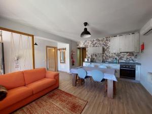 萨布盖鲁Casa do Pátio的客厅配有橙色沙发和桌子
