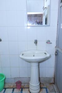 比卡内尔加玛维拉斯旅馆的浴室设有白色水槽和镜子