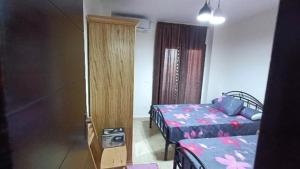 Al Ḩammāmصيف في جراند هيلز الساحل الشمالي的酒店客房带两张床,还有一间客房带一张床。
