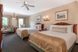 巴港巴尔港大酒店的酒店客房配有两张床和吊扇。