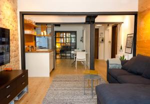 瓦尔纳Bright & Spacious 1BD Apartment with a Charming Balcony的带沙发的客厅和厨房