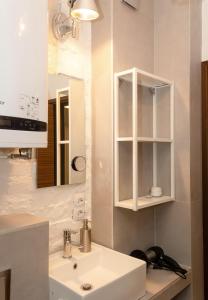 瓦尔纳Bright & Spacious 1BD Apartment with a Charming Balcony的白色的浴室设有水槽和镜子