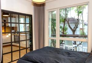 瓦尔纳Bright & Spacious 1BD Apartment with a Charming Balcony的卧室设有大窗户,享有阳台的景色