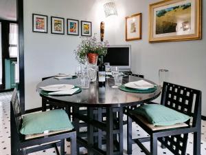 Pratola PelignaAttico D'Andrea的一间带桌椅和电视的用餐室