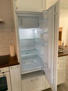 TrogenAllegra Appenzell的厨房里空着冰箱,门开