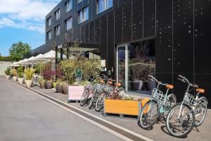 卢森堡INNSiDE by Meliá Luxembourg的停在大楼外的一排自行车
