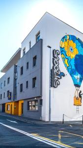 戈尔韦Snoozles Galway City Centre的一座建筑,上面涂有热气球