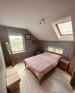 雷达"U Mamy Róży" - Pokoje Gościnne的一间卧室设有一张床和两个窗户。