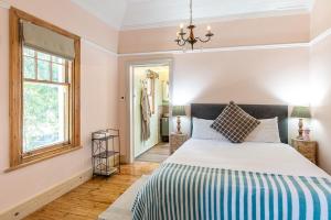 开普敦比安卡别墅住宿加早餐旅馆的一间卧室设有一张大床和一个窗户。