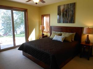 NisswaQuarterdeck Resort的一间卧室设有一张床和一个大窗户