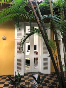卡塔赫纳Casa Real Del Cabrero by Soho的通往棕榈树屋的门