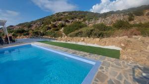 阿基欧斯尼古拉斯Villa Edna Crete的一座山地游泳池