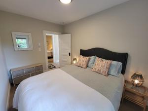 西雅图Sunny remodeled craftsman in Georgetown的卧室配有带枕头的大型白色床
