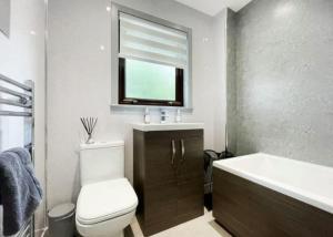 斯托诺韦BAYVIEW的浴室配有卫生间、盥洗盆和浴缸。