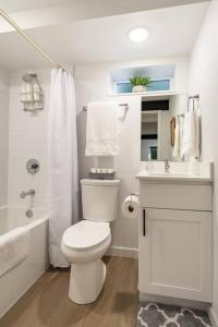 西雅图Modern, new & industrial in Georgetown的白色的浴室设有卫生间和水槽。