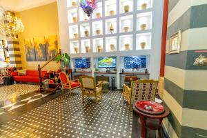 圣胡安卡萨布兰卡酒店的客厅配有家具和电视。