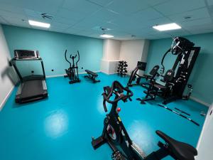 贝尼多姆Hotel Primavera Park的健身房,配有跑步机和健身器材
