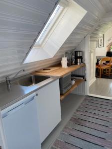 默勒Fin lägenhet i hjärtat av Mölle的一个带水槽和窗户的小厨房