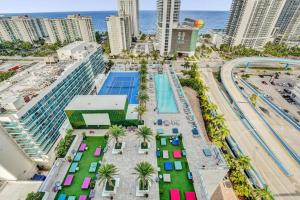 好莱坞Amazing Apartments at H Beach House的享有度假胜地的空中景致,设有游泳池和海洋