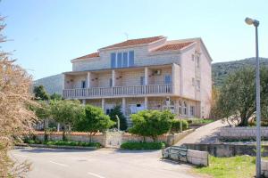 拉茨斯切Apartments by the sea Kneza, Korcula - 167的前面有长凳的大建筑